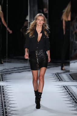 Versace 'ye Karşı 2015 Bahar Koleksiyonu