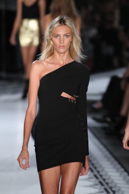 Anja Rubik Versus Versace bahar 2015 koleksiyonu pist yürür