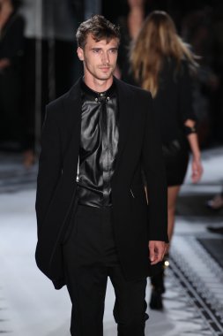 Versace 'ye Karşı 2015 Bahar Koleksiyonu