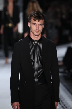 Versace 'ye Karşı 2015 Bahar Koleksiyonu