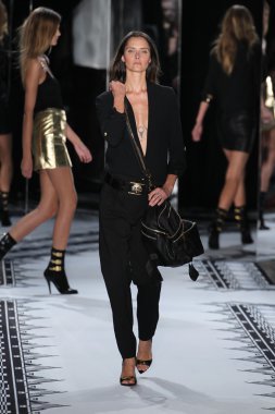 Versace 'ye Karşı 2015 Bahar Koleksiyonu