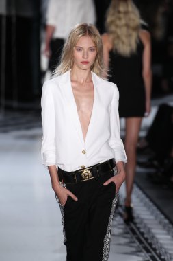 Versace 'ye Karşı 2015 Bahar Koleksiyonu