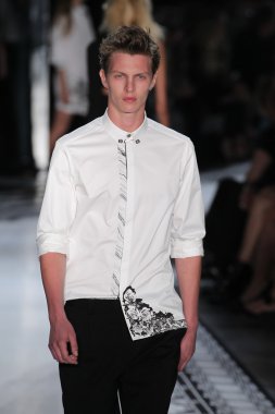 Versace 'ye Karşı 2015 Bahar Koleksiyonu