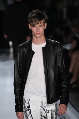 Versace 'ye Karşı 2015 Bahar Koleksiyonu