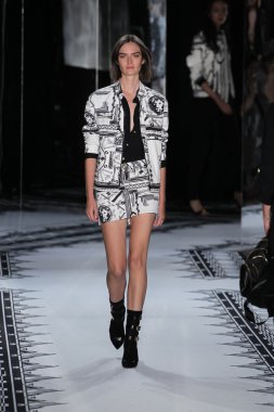 Sam Rollinson Versus Versace bahar 2015 koleksiyonu pist yürür