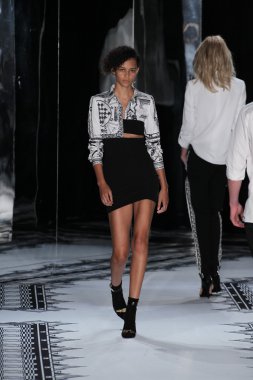 Versace 'ye Karşı 2015 Bahar Koleksiyonu