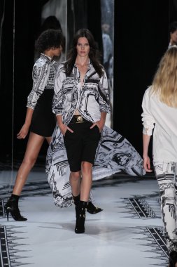 Versace 'ye Karşı 2015 Bahar Koleksiyonu