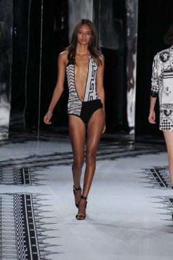 Versace 'ye Karşı 2015 Bahar Koleksiyonu