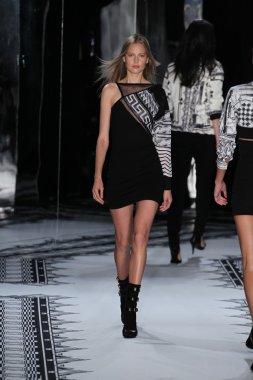 Versace 'ye Karşı 2015 Bahar Koleksiyonu