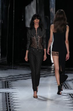 Versace 'ye Karşı 2015 Bahar Koleksiyonu