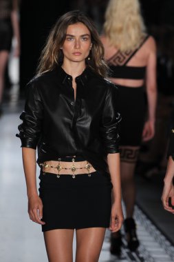 Versace 'ye Karşı 2015 Bahar Koleksiyonu