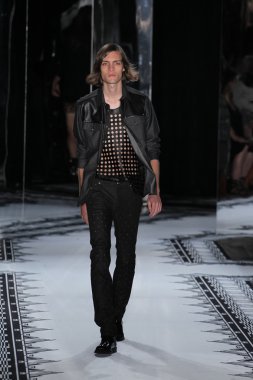 Versace 'ye Karşı 2015 Bahar Koleksiyonu