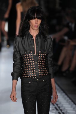 Versace 'ye Karşı 2015 Bahar Koleksiyonu