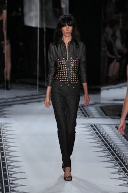 Versace 'ye Karşı 2015 Bahar Koleksiyonu