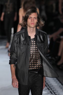 Versace 'ye Karşı 2015 Bahar Koleksiyonu