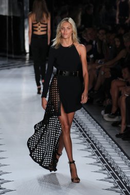 Anja Rubik Versus Versace bahar 2015 koleksiyonu pist yürür