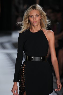 Anja Rubik Versus Versace bahar 2015 koleksiyonu pist yürür