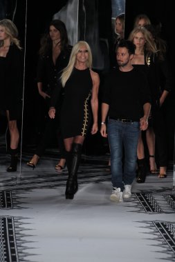 Donatella Versace ve Tasarımcısı Anthony Vaccrello