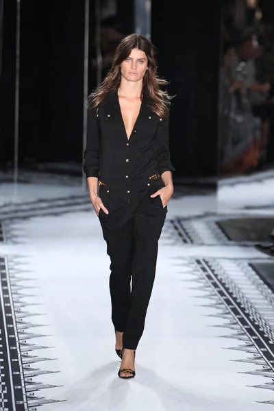 Isabeli Fontana walks the runway at the Versus Versace Spring 2015 Collection — Stock Photo, Image