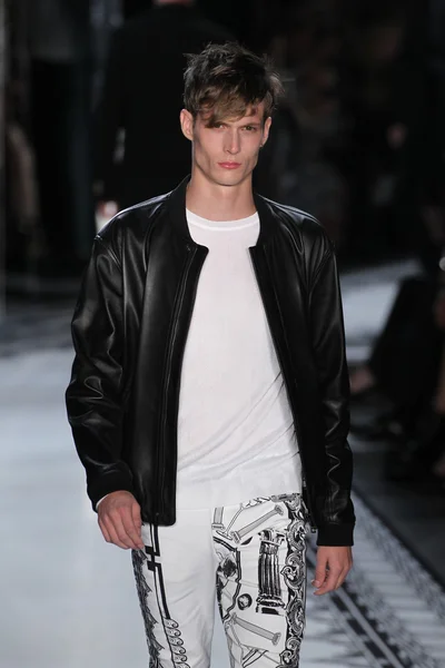 Versus Versace Spring 2015 Collection — Stok Foto