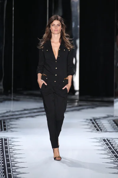 Isabeli Fontana sétál a kifutópálya, a Versus-Versace tavaszi 2015-gyűjtemény — Stock Fotó