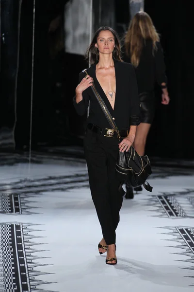 2015 년 12 월 30 일에 확인 함 . Versace Spring 2015 Collection — 스톡 사진