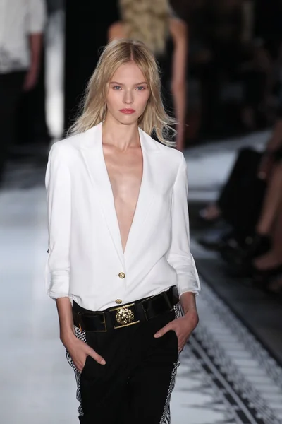 Versus Versace Spring 2015 Collection — Stock Photo, Image