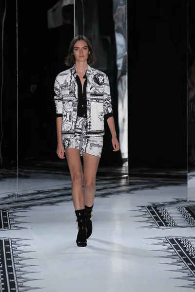 Versus Versace voorjaar 2015 collectie — Stockfoto