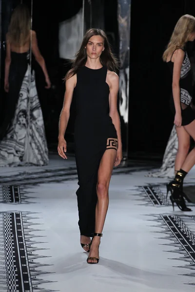 Versace 'ye Karşı 2015 Bahar Koleksiyonu — Stok fotoğraf