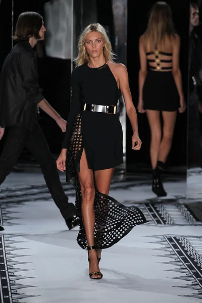 Anja Rubik caminha na passarela da Coleção Versace Spring 2015 — Fotografia de Stock