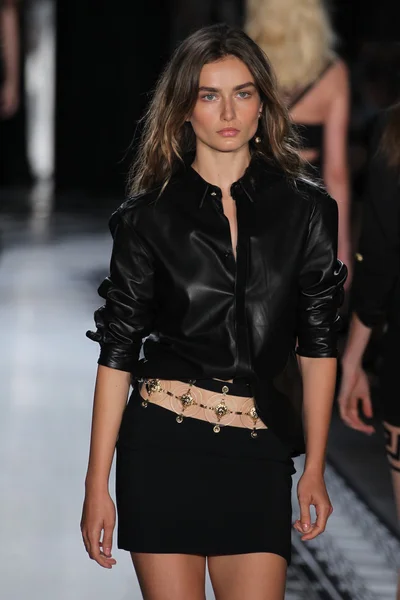 Versace 'ye Karşı 2015 Bahar Koleksiyonu — Stok fotoğraf