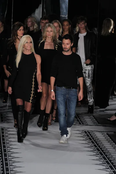 Donatella Versace and designer Anthony Vaccrello — Stock Photo, Image