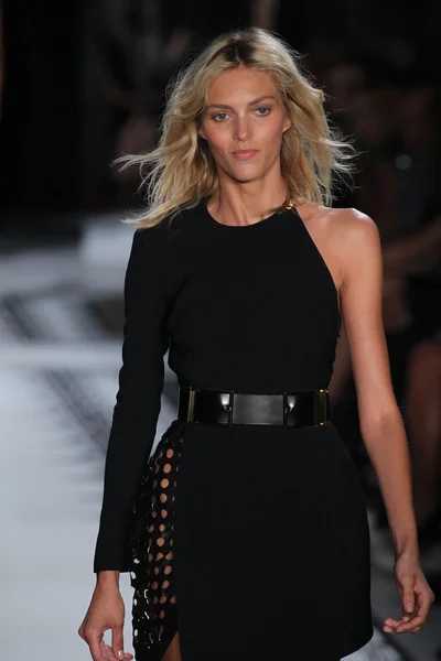 Anja Rubik walks the runway at the Versus Versace Spring 2015 Collection — Stock Photo, Image