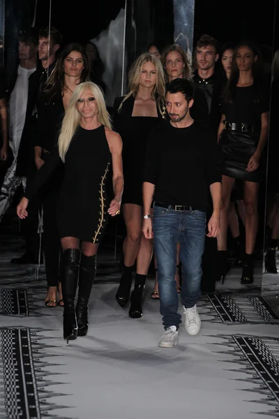 Donatella Versace e o designer Anthony Vaccrello — Fotografia de Stock