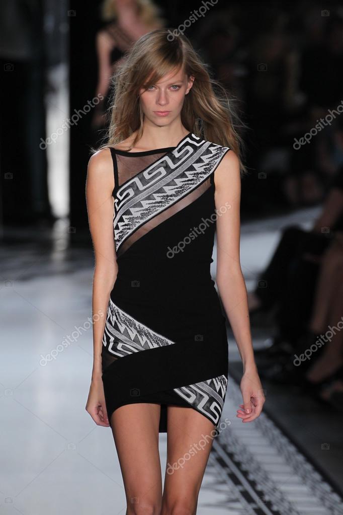 wildernis teugels transfusie Versus Versace Spring 2015 Collection – Stock Editorial Photo ©  fashionstock #57428303