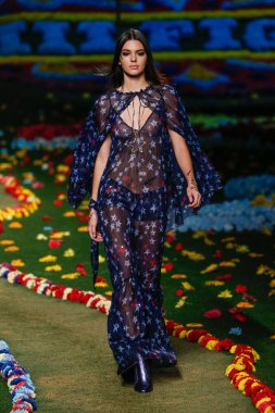Kendall Jenner Tommy Hilfiger kadın defile pist yürür