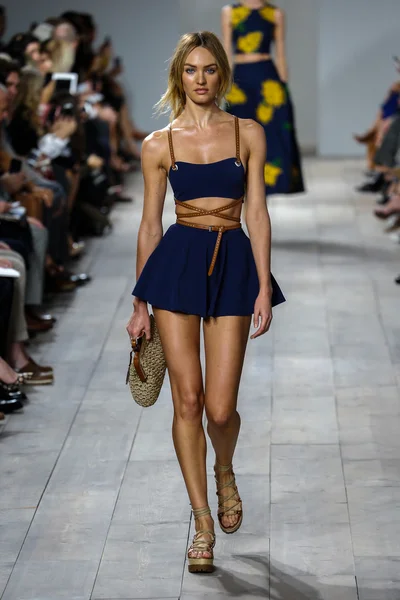 Candice Swanepoel walks the runway at Michael Kors — Stock Photo, Image