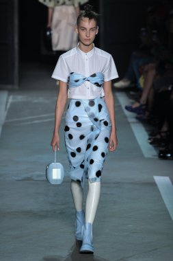 Julia Bergshoeff Marc By Marc Jacobs defile pist yürür