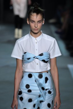 Julia Bergshoeff Marc By Marc Jacobs defile pist yürür