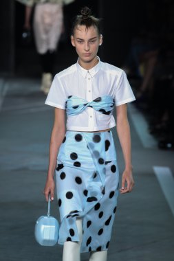 Julia Bergshoeff Marc By Marc Jacobs defile pist yürür
