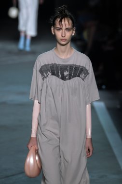 Waleska Gorczevski Marc By Marc Jacobs defile pist yürür