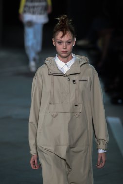 Natalie Westling Marc By Marc Jacobs defile pist yürür