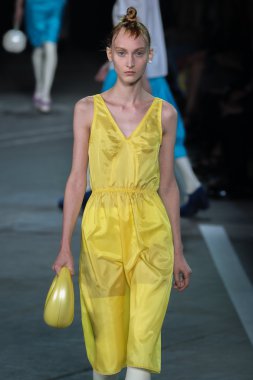 Nika Cole Marc By Marc Jacobs defile pist yürür