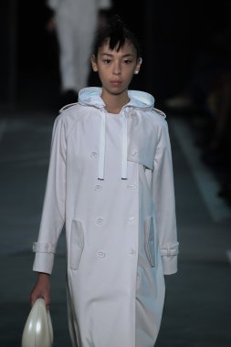 Issa Lish Marc By Marc Jacobs defile pist yürür