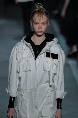 Dani Witt Marc By Marc Jacobs defile pist yürür