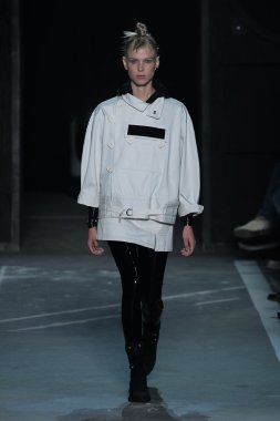 Lina Spangenberg Marc By Marc Jacobs defile pist yürür