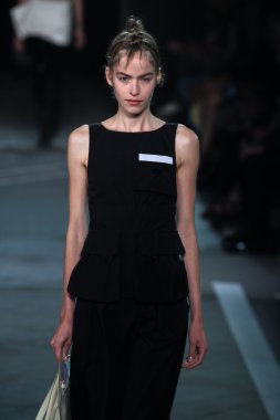 Alexandra Hochguertel Marc By Marc Jacobs defile pist yürür