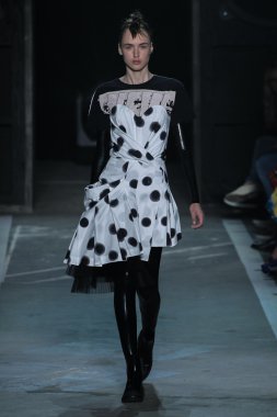 Stasha Yatchuk Marc By Marc Jacobs defile pist yürür