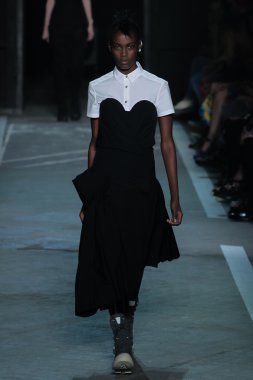 Kai Newman Marc By Marc Jacobs defile pist yürür