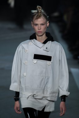 Lina Spangenberg Marc By Marc Jacobs defile pist yürür